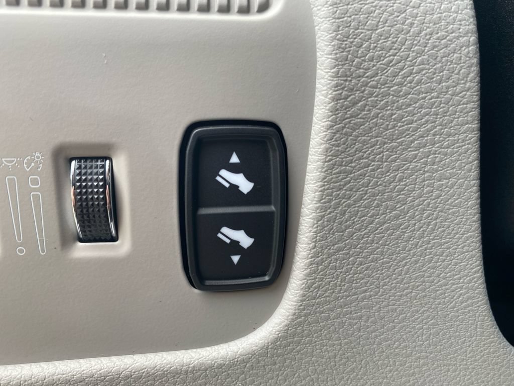 Used 2024 Jeep Wagoneer Series II AWD/4WD image 39
