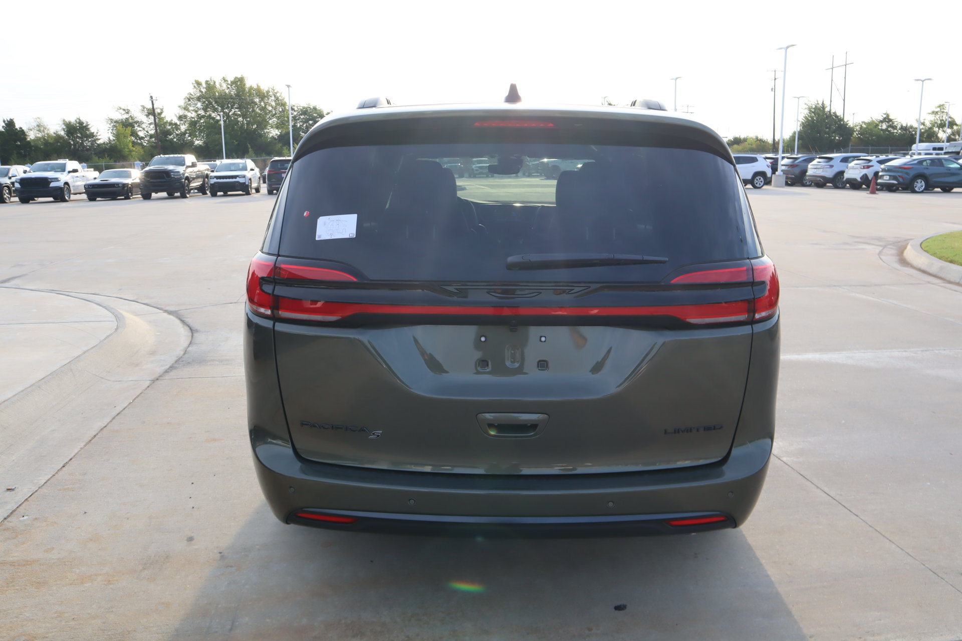 New 2027 Chrysler Pacifica Limited FWD image 23