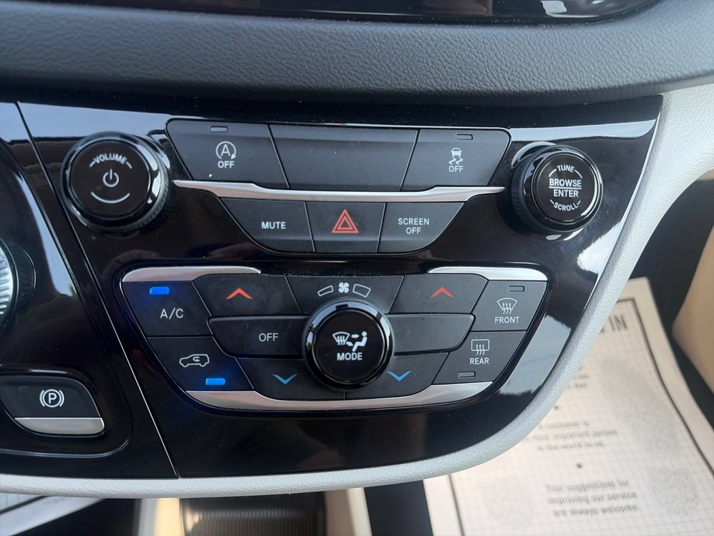 Used 2023 Chrysler Voyager LX FWD image 18
