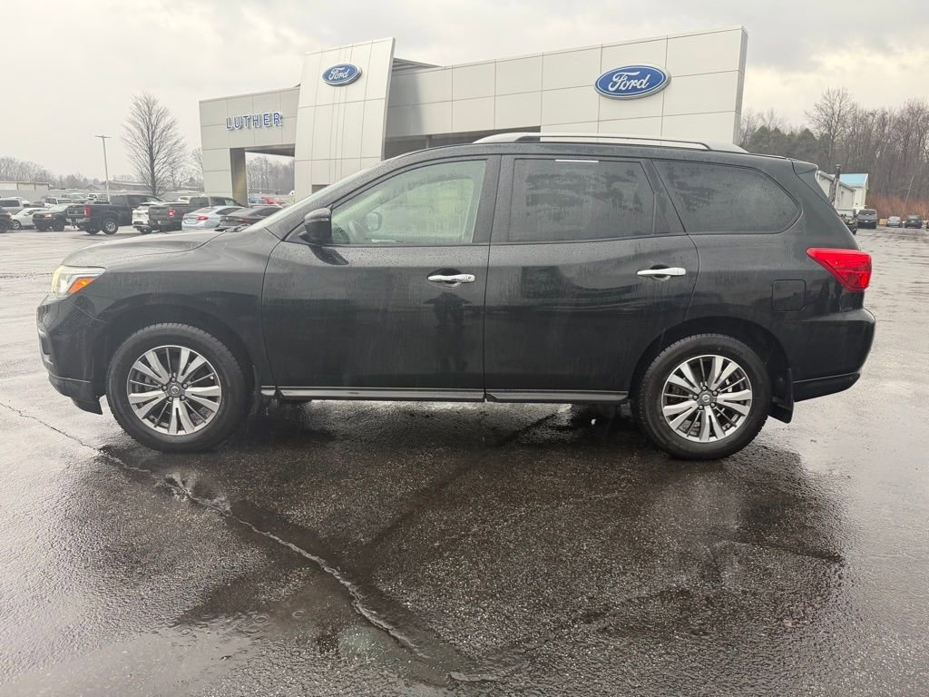 Used 2019 Nissan Pathfinder SV image 2