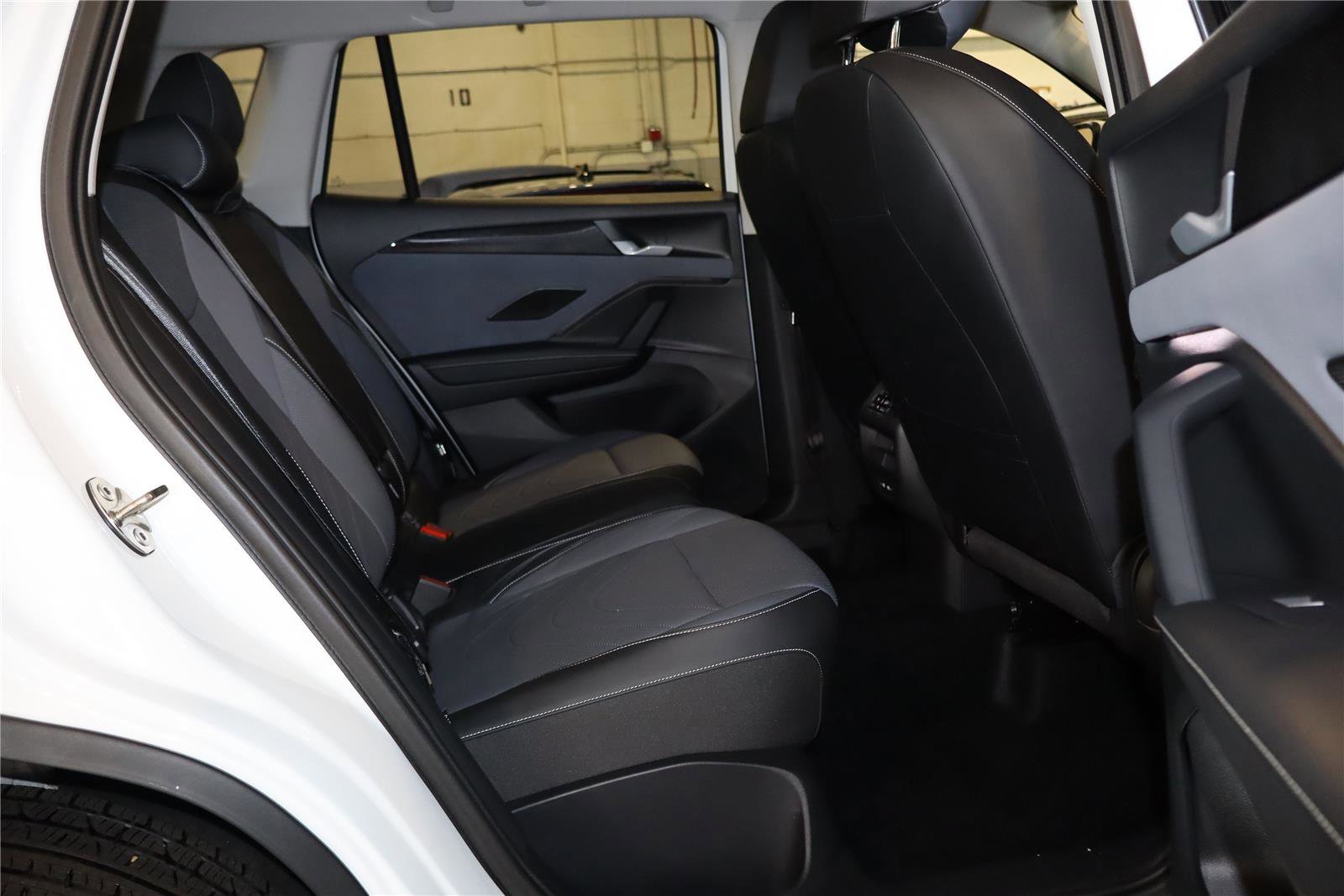 Used 2025 Volkswagen Tiguan SE image 27