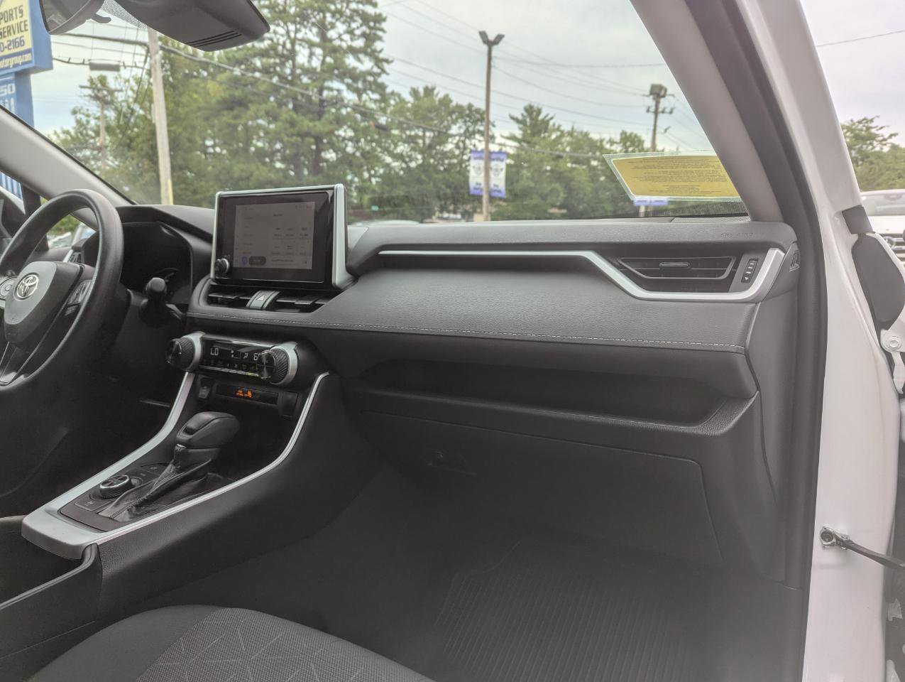 Used 2024 Toyota RAV4 XLE AWD/4WD image 32