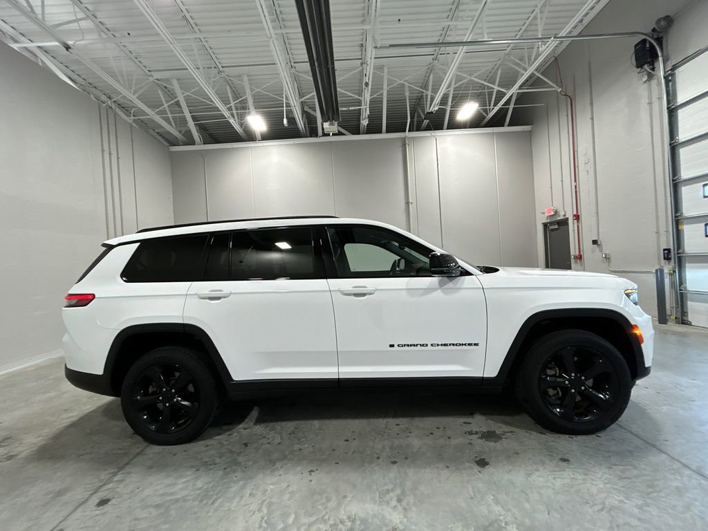 Used 2022 Jeep Grand Cherokee L Laredo AWD/4WD image 5