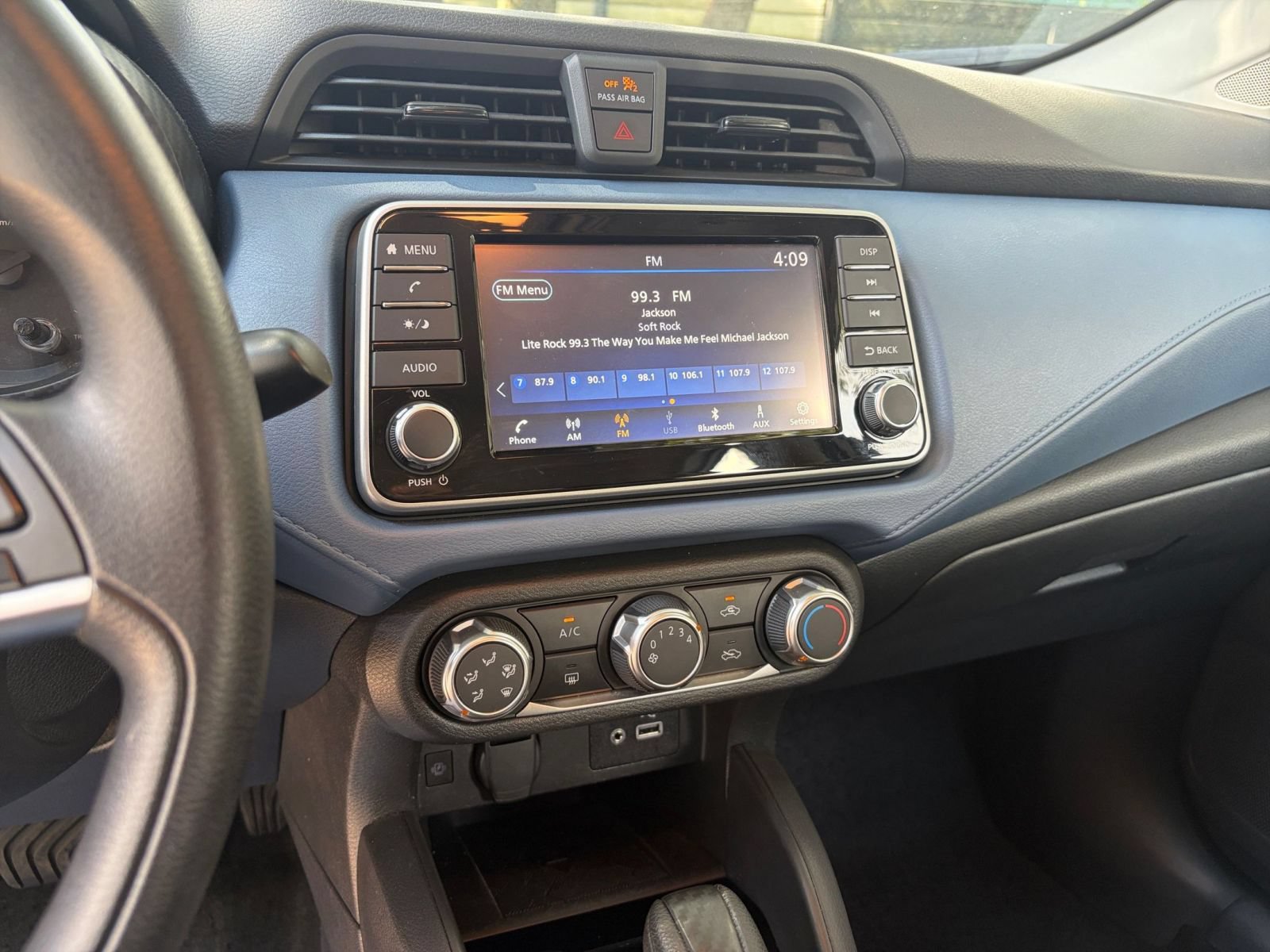 Used 2025 Nissan Versa SV FWD image 20