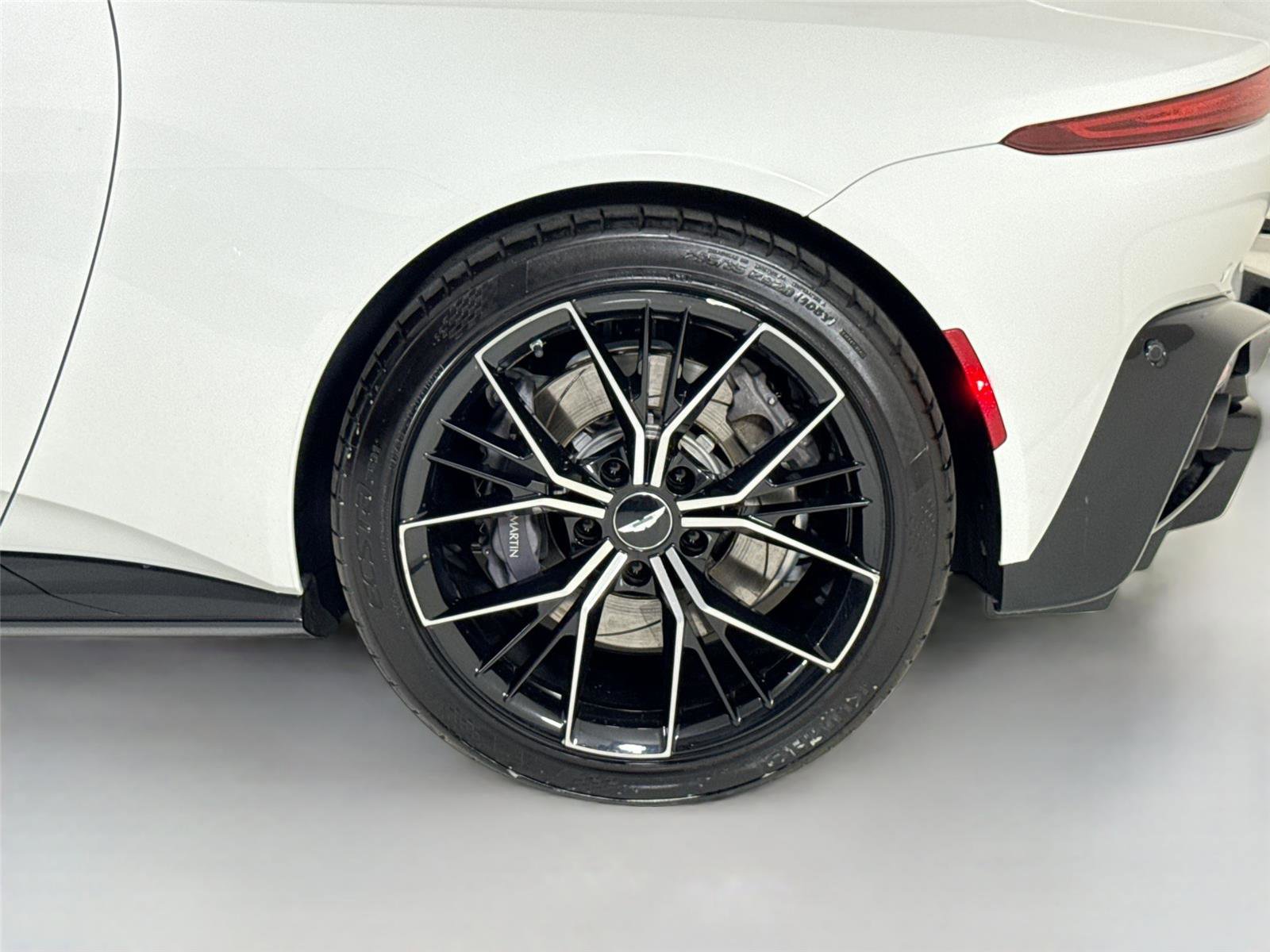 Used 2022 Aston Martin V8 Vantage Coupe RWD image 38