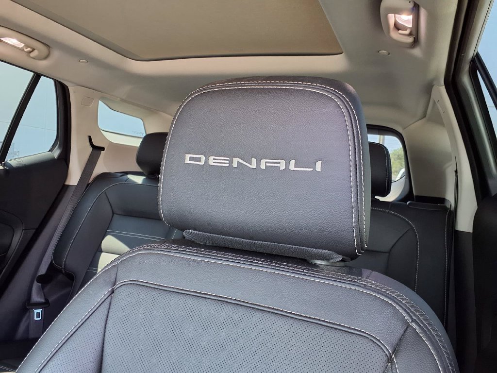 Used 2024 GMC Terrain Denali w/ Denali Premium Package AWD/4WD image 23