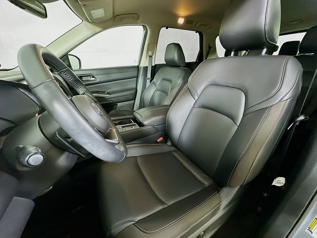 Used 2024 Nissan Pathfinder SL image 16