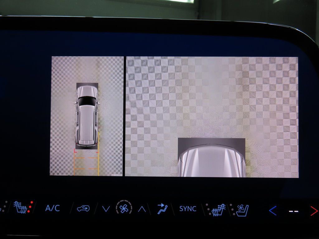 Used 2025 Chevrolet Suburban High Country AWD/4WD image 18