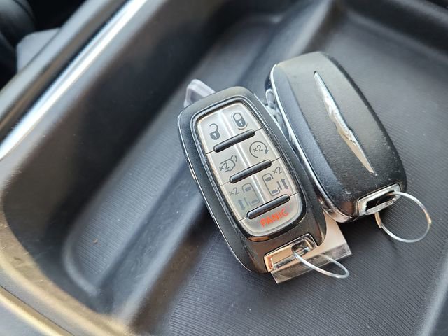 Used 2019 Chrysler Pacifica Touring-L image 49