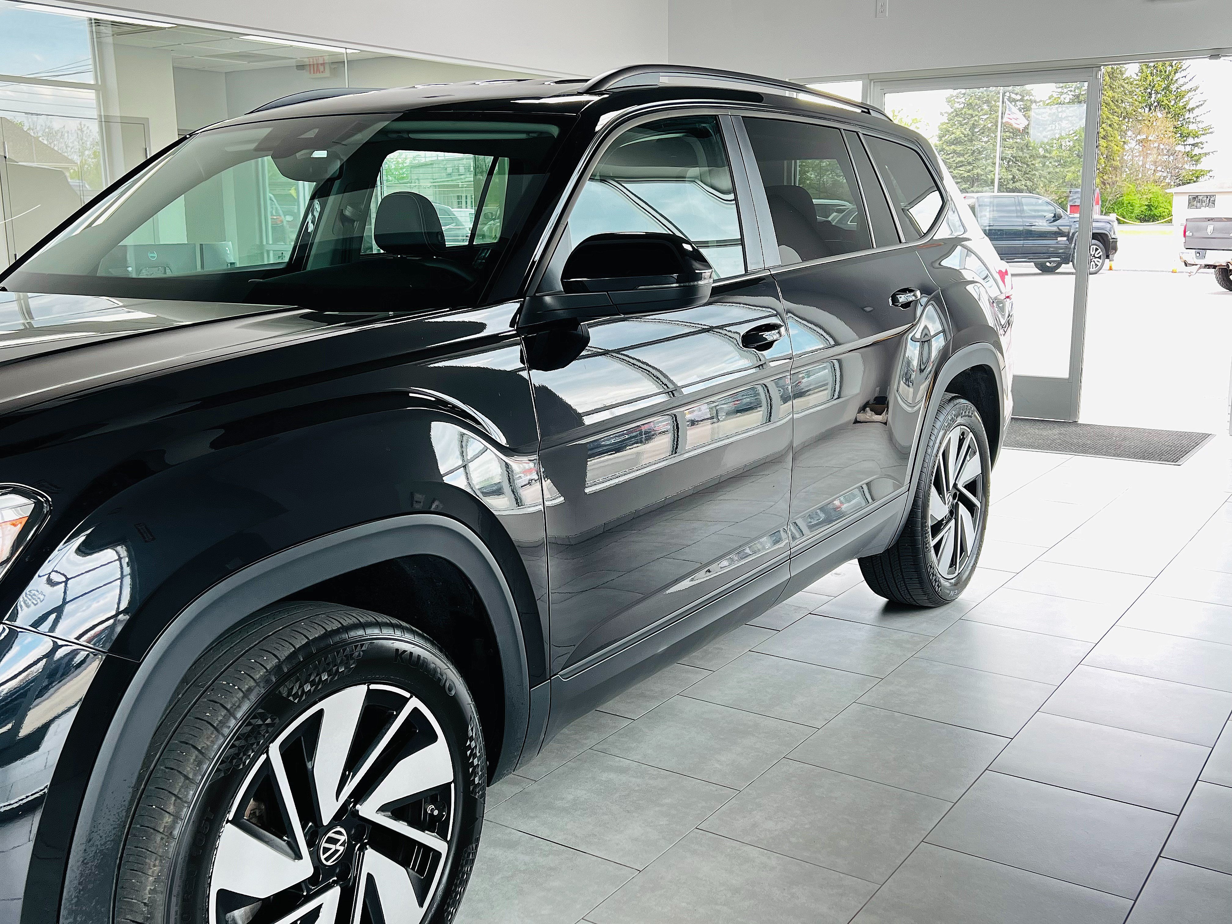 Used 2025 Volkswagen Atlas SE AWD/4WD image 2