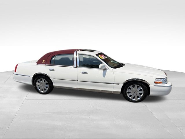 Used 2004 Lincoln Town Car Ultimate RWD image 24