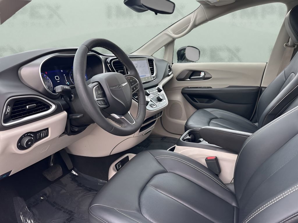 Used 2024 Chrysler Pacifica Touring-L image 9