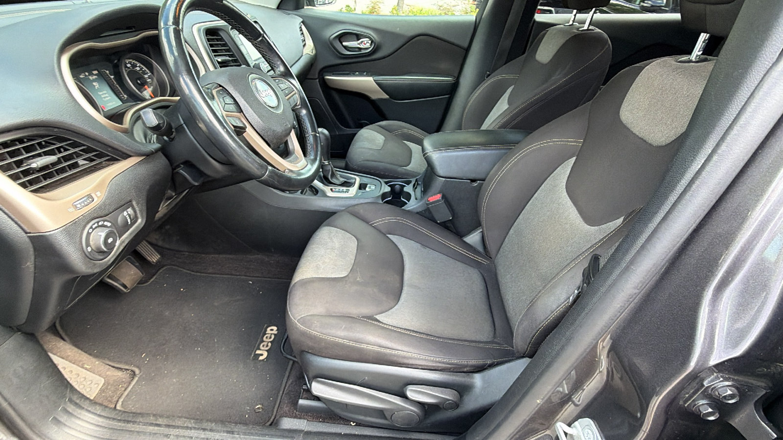 Used 2018 Jeep Cherokee Latitude w/ Altitude Package FWD image 15