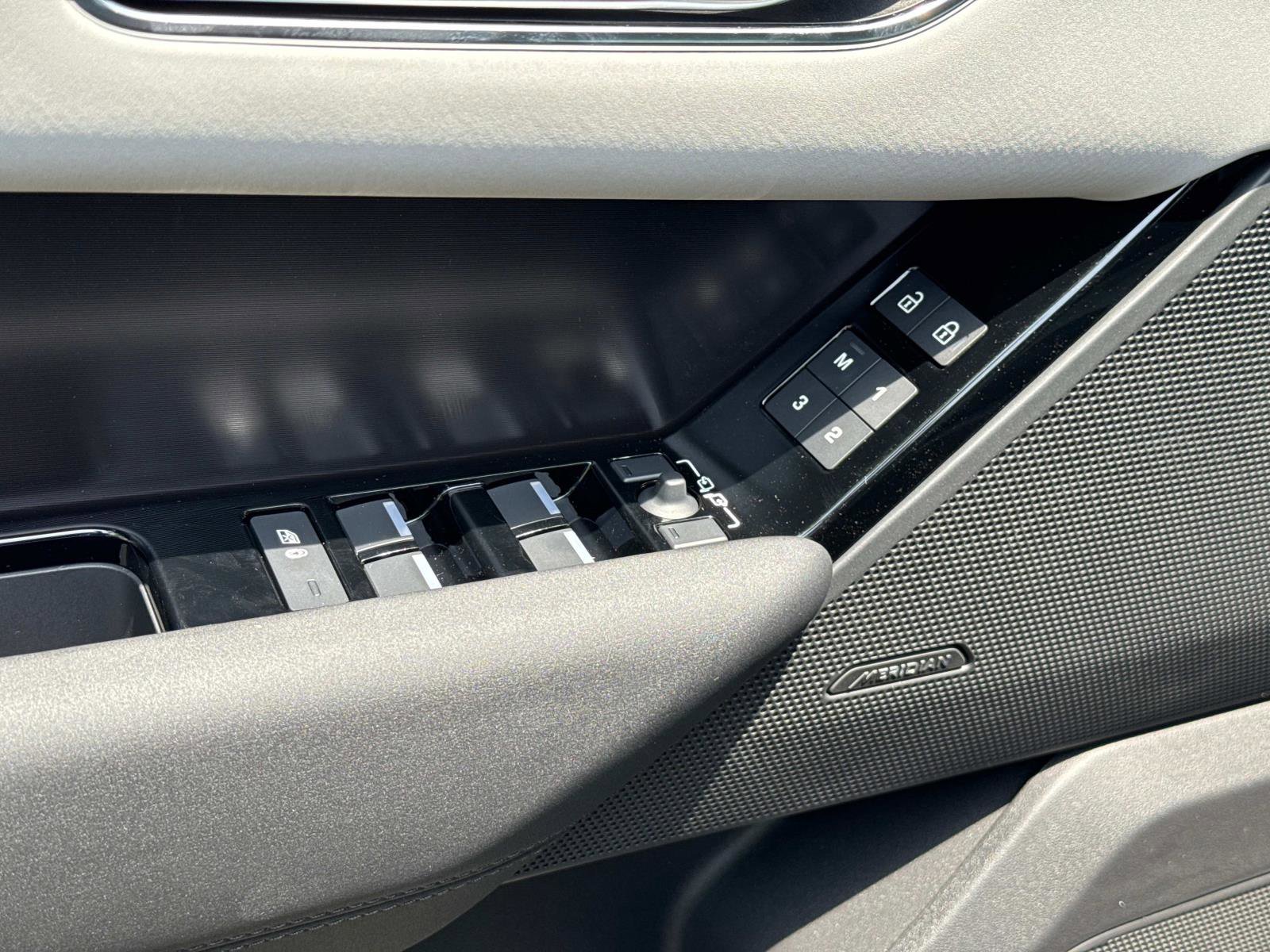 New 2026 Land Rover Range Rover Velar Dynamic SE image 18