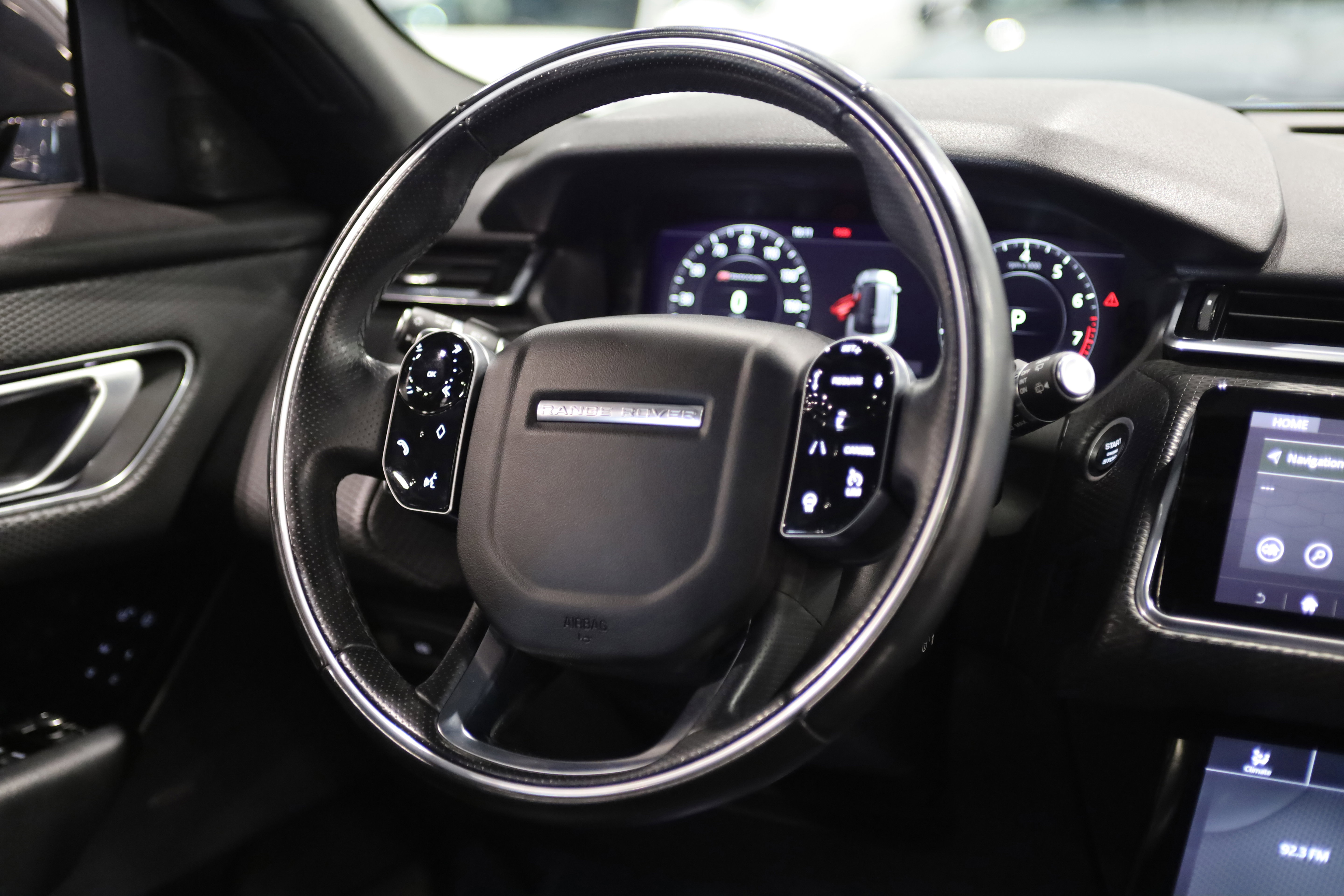 Used 2019 Land Rover Range Rover Velar R-Dynamic SE image 25