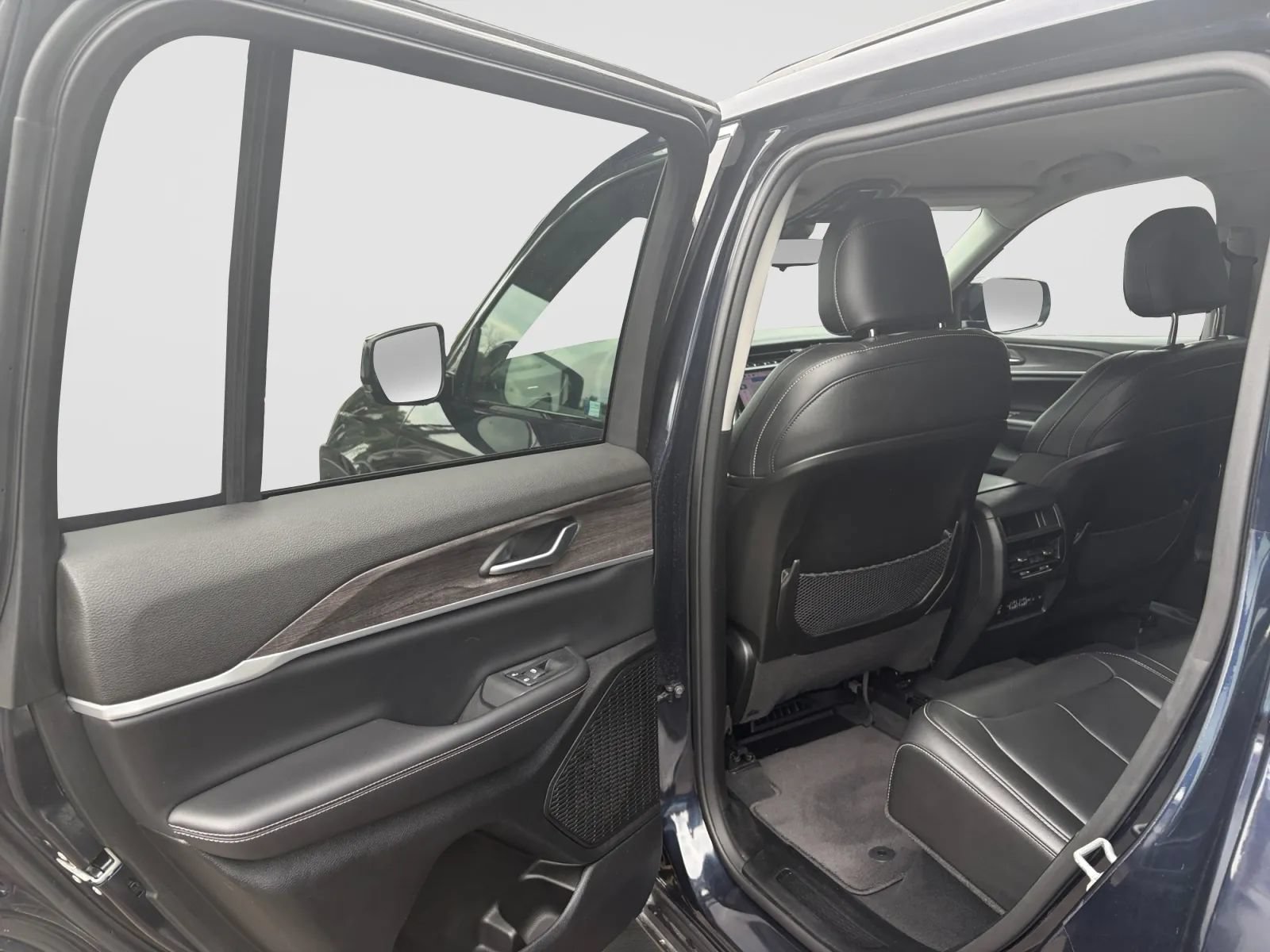 Used 2023 Jeep Grand Cherokee Limited AWD/4WD image 14
