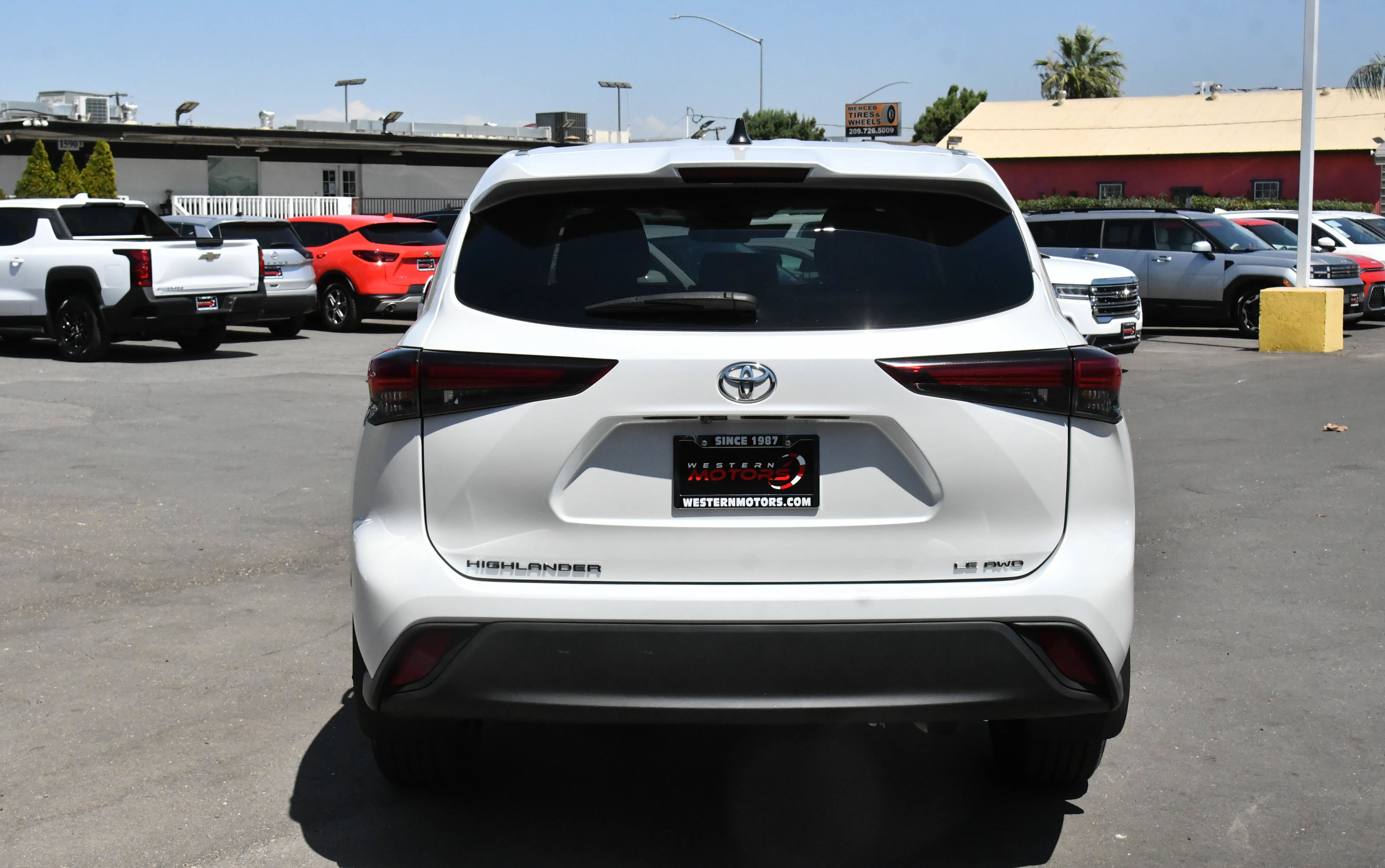 Used 2024 Toyota Highlander LE AWD/4WD image 7
