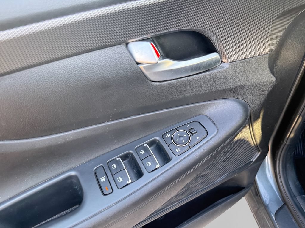 Used 2020 Hyundai Santa Fe SE AWD/4WD image 18