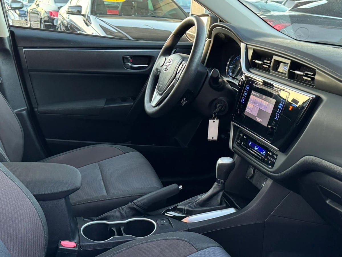 Used 2019 Toyota Corolla LE w/ Carpet Mat Package (TMS) FWD image 13