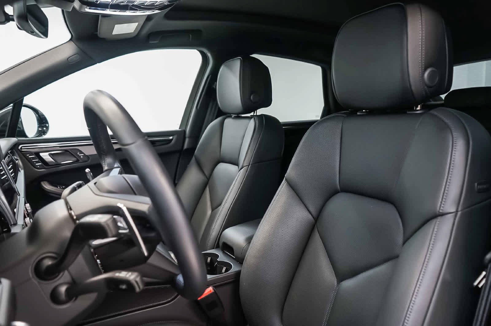 Certified 2026 Porsche Macan AWD/4WD image 5