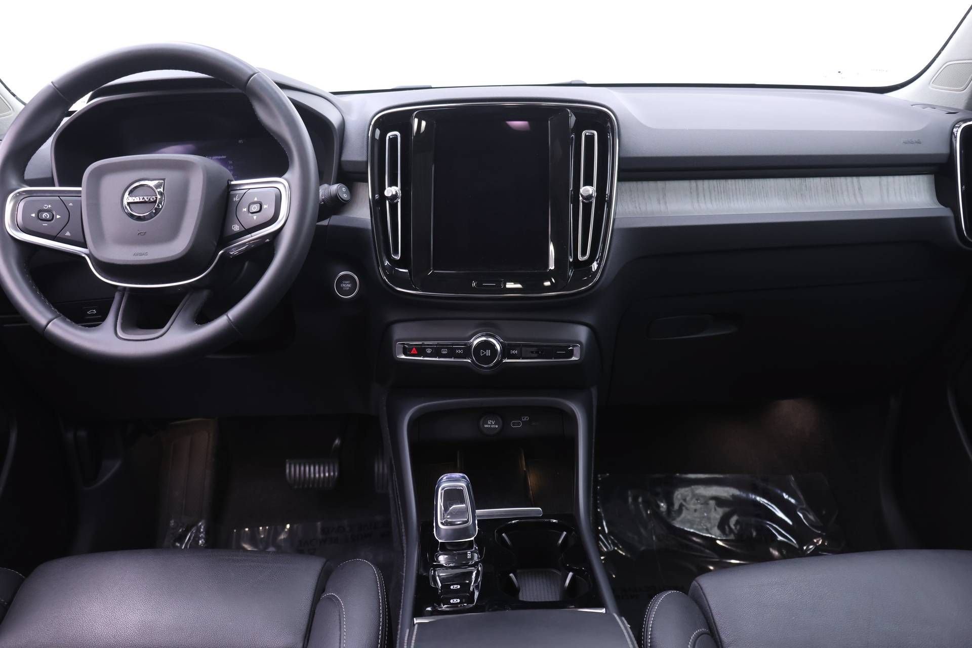Certified 2024 Volvo XC40 B5 Plus w/ Climate Package AWD/4WD image 8