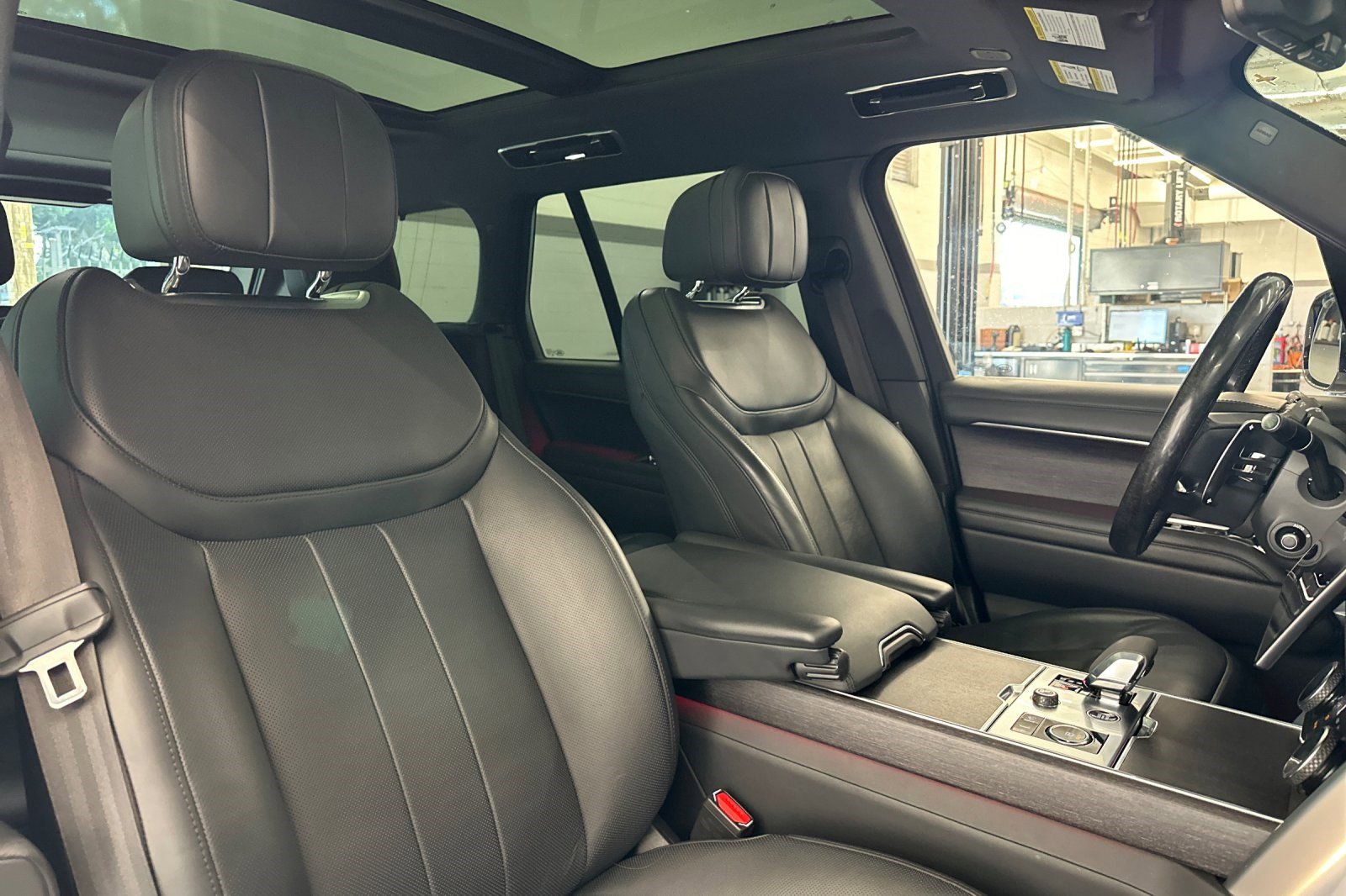 Used 2023 Land Rover Range Rover SE image 31