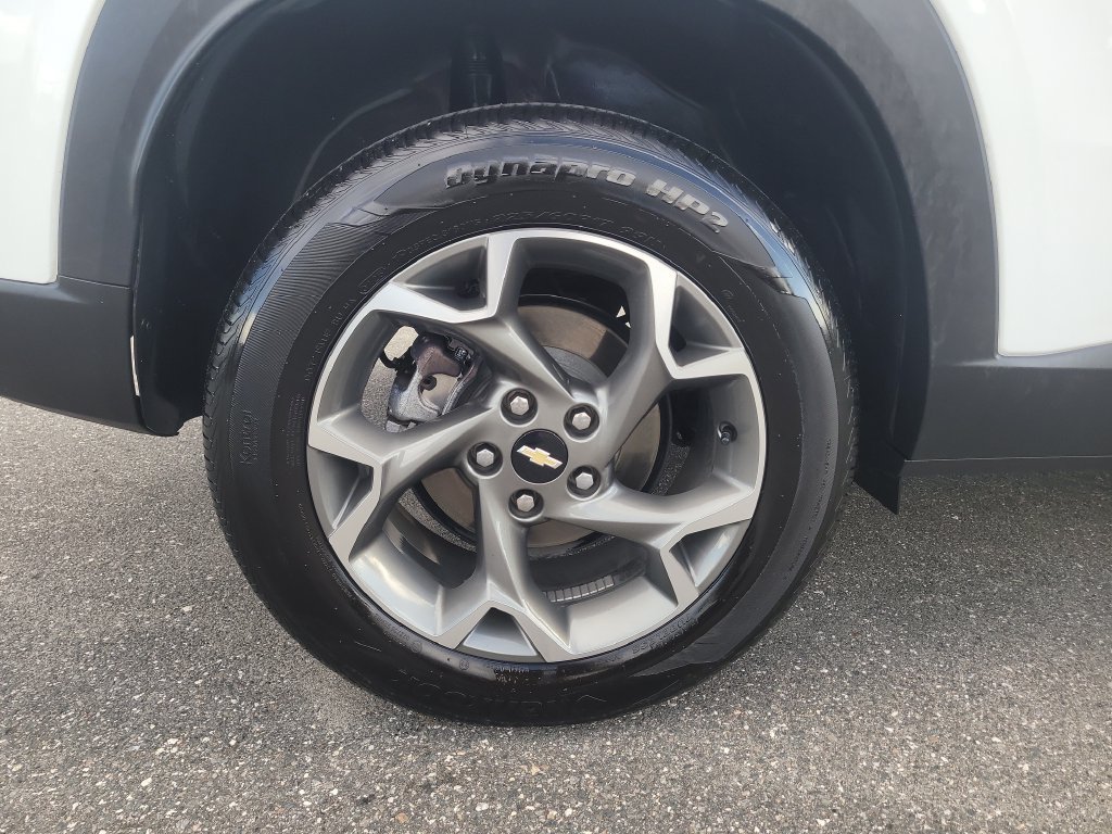 Used 2025 Chevrolet Trax LT FWD image 6
