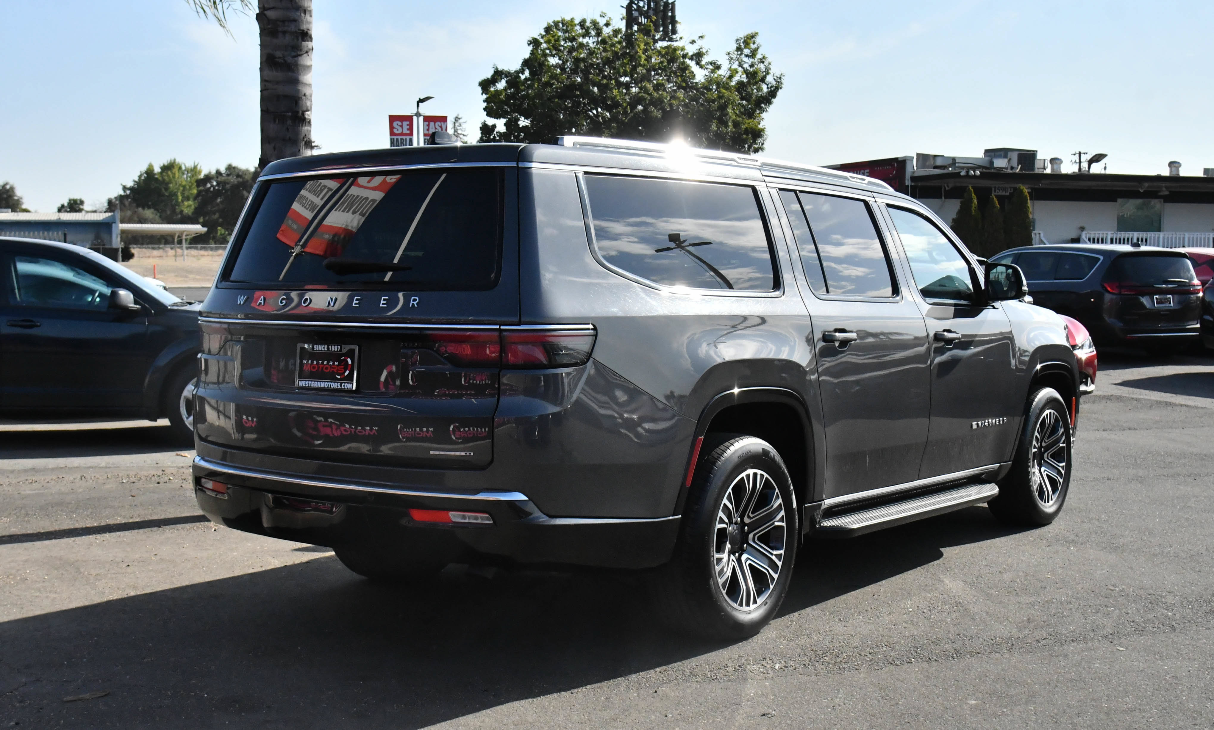 Used 2024 Jeep Wagoneer L Series II RWD image 8