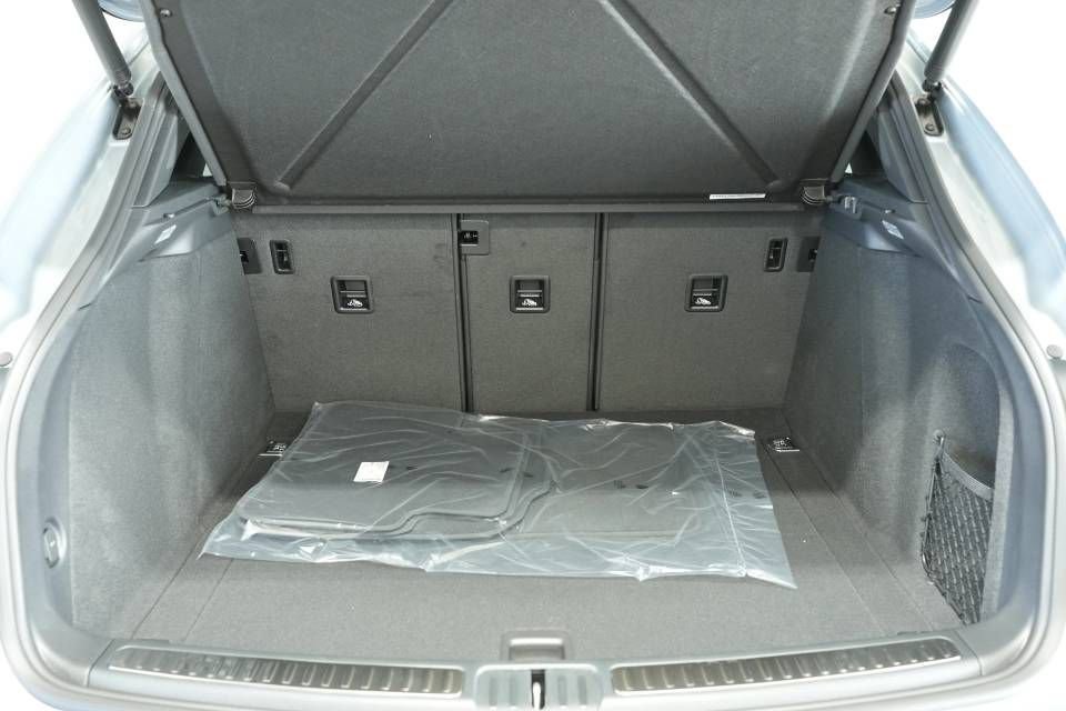 Certified 2025 Porsche Macan AWD/4WD image 28