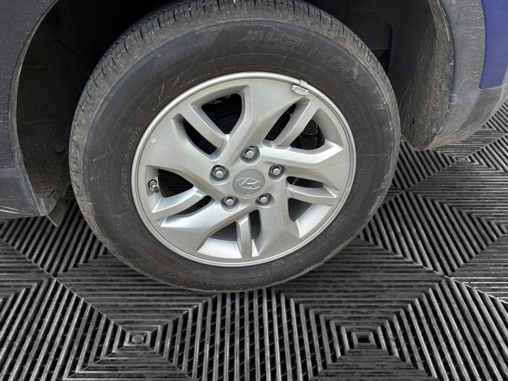 Used 2025 Hyundai Venue SE FWD image 14