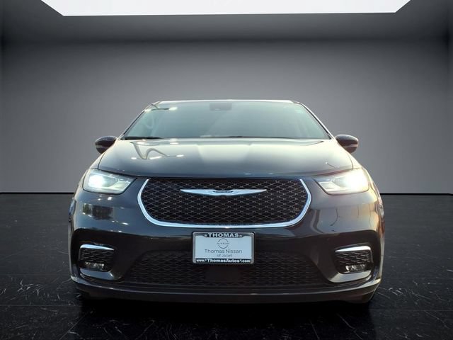 Used 2023 Chrysler Pacifica Touring-L FWD image 2