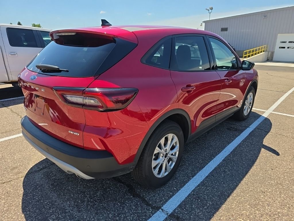Used 2025 Ford Escape Active w/ Tech Pack #1 AWD/4WD image 3