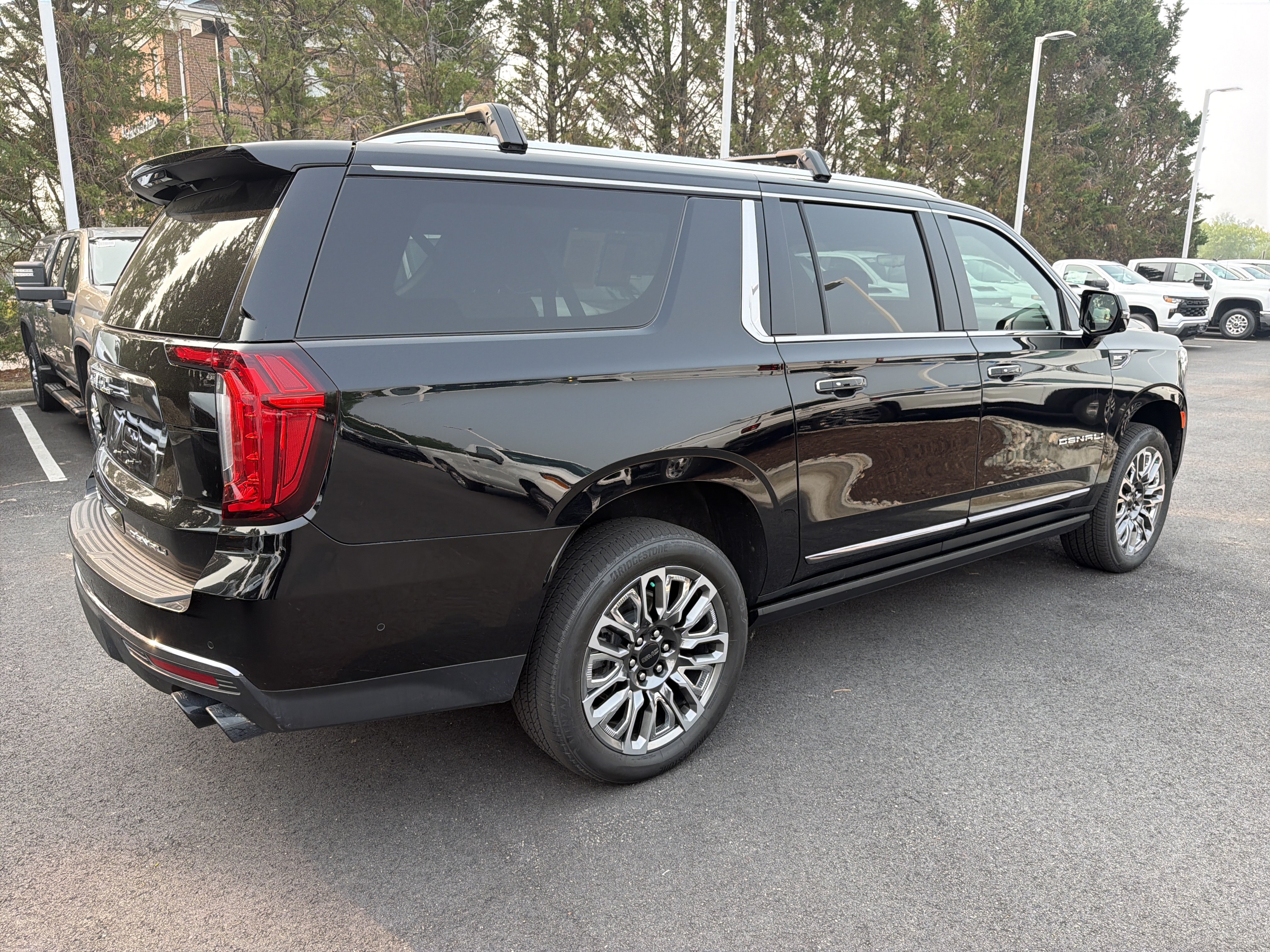 Used 2024 GMC Yukon XL Denali Ultimate AWD/4WD image 10