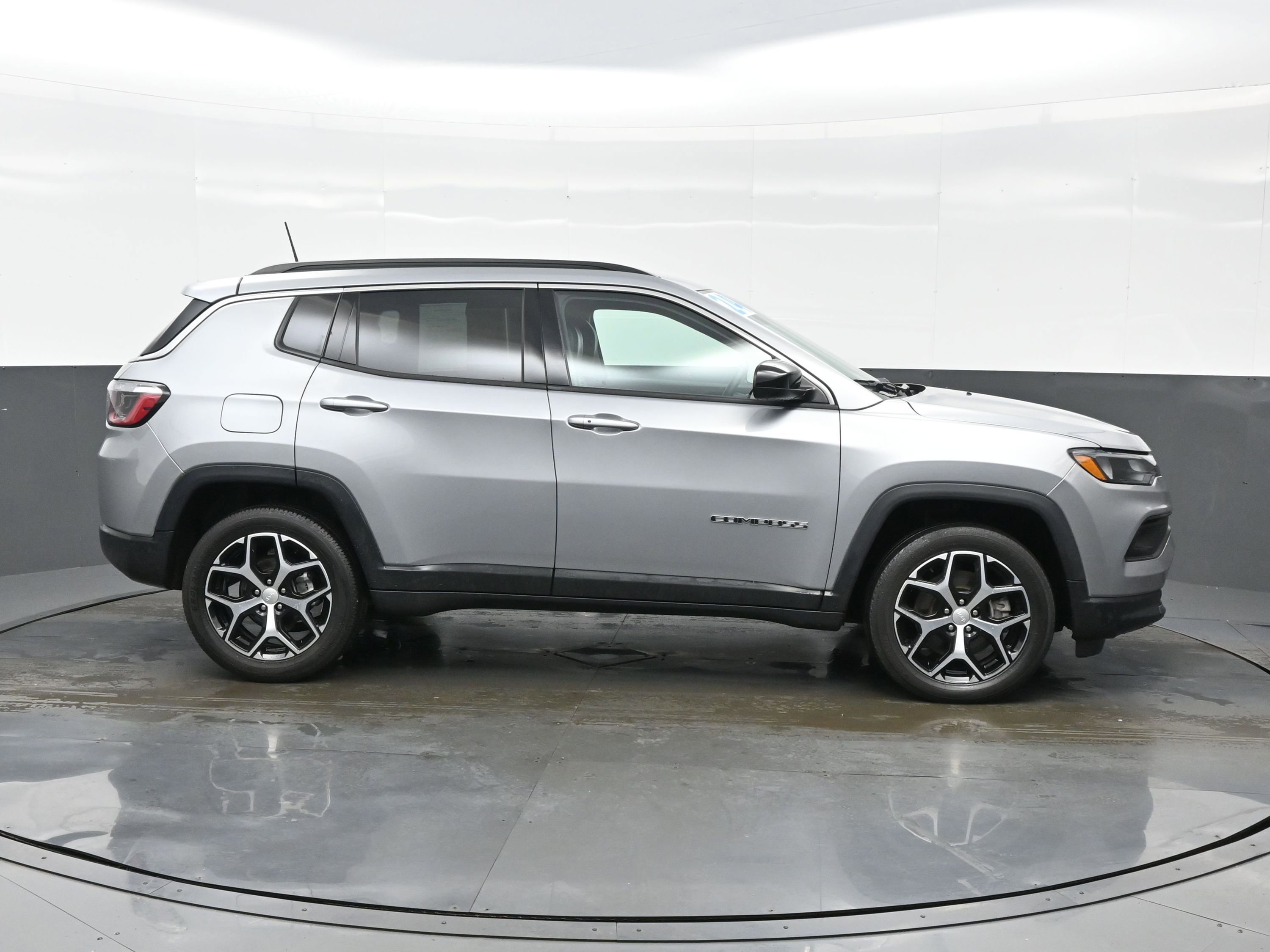 Used 2024 Jeep Compass Latitude AWD/4WD image 7