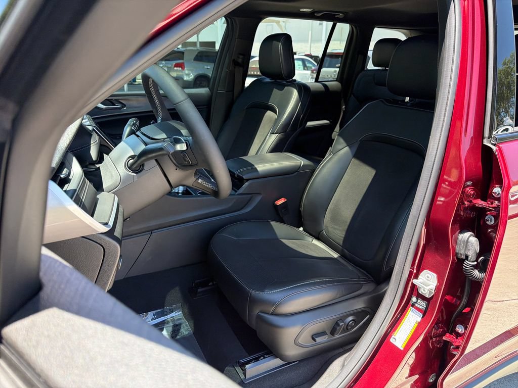 Used 2025 Jeep Grand Cherokee Altitude RWD image 31