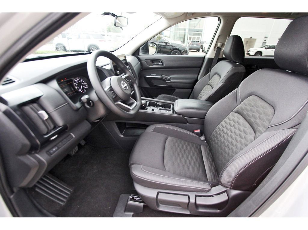 Used 2024 Nissan Pathfinder S image 12