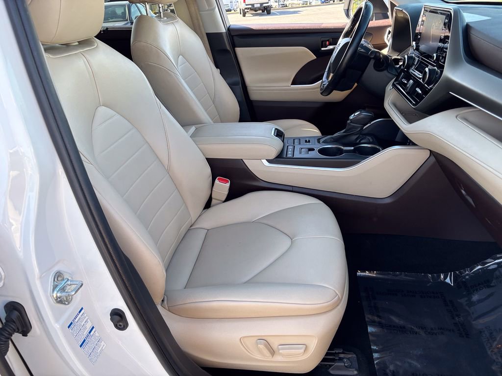 Used 2022 Toyota Highlander XLE AWD/4WD image 37
