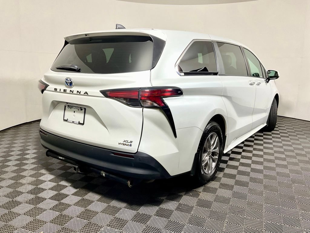 Used 2022 Toyota Sienna XLE FWD image 17