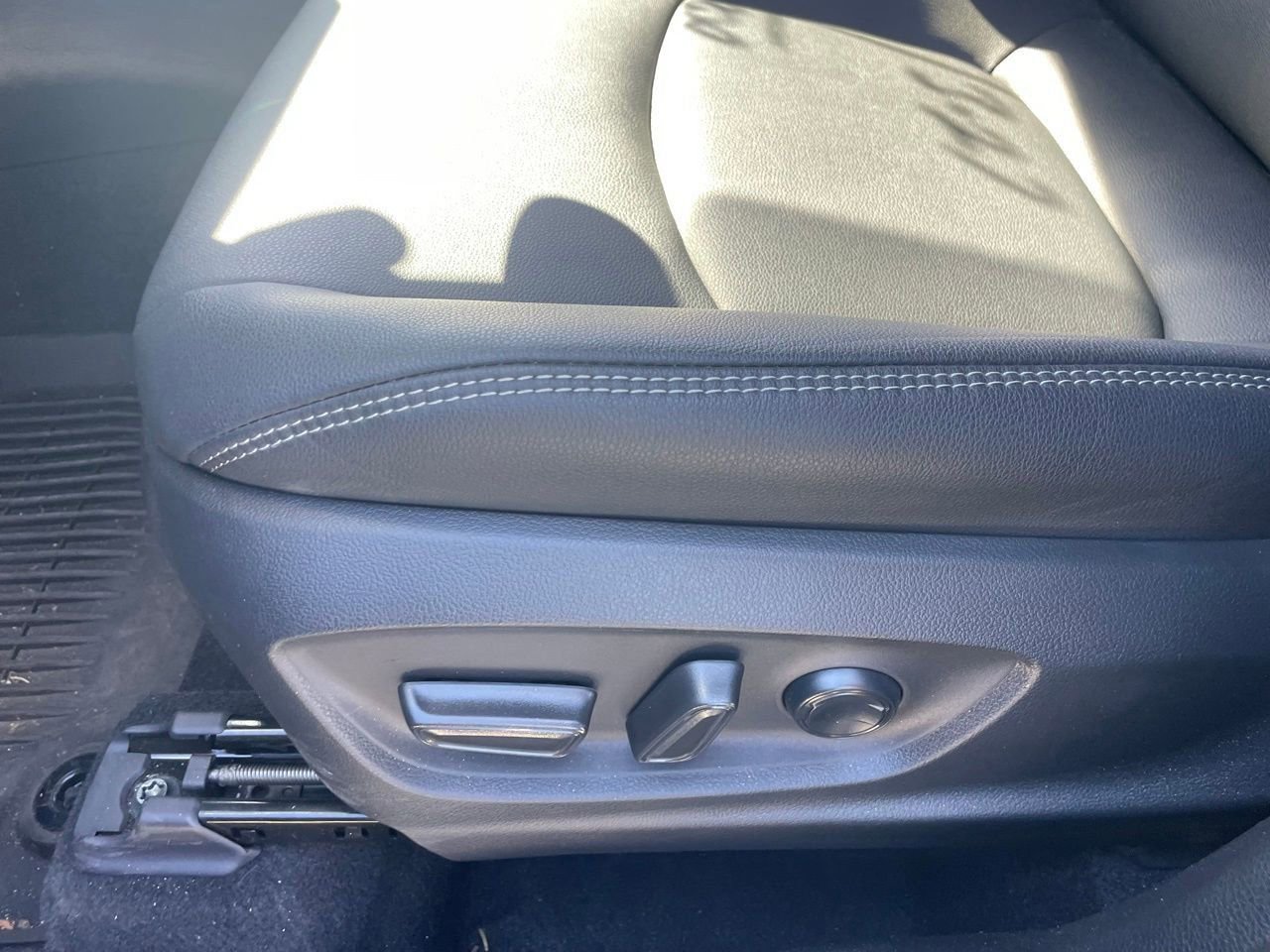 Used 2025 Toyota Corolla Cross XLE w/ Convenience Package image 6