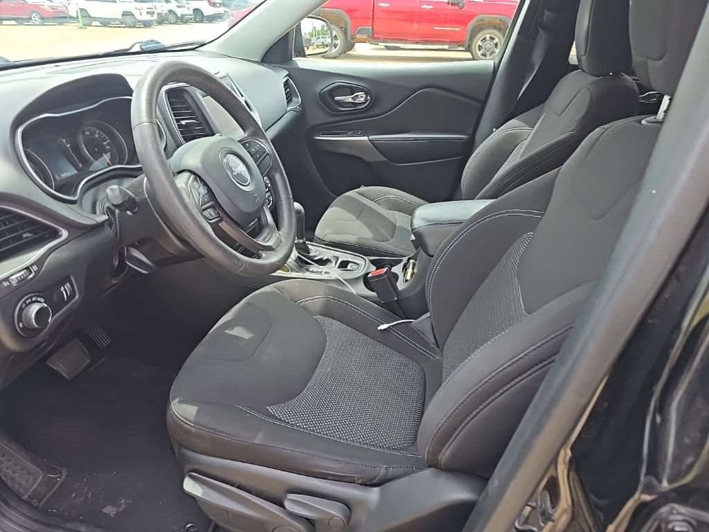 Used 2021 Jeep Cherokee Latitude FWD image 3