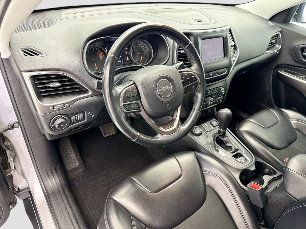 Used 2019 Jeep Cherokee Latitude Plus w/ Comfort/Convenience Group AWD/4WD image 9