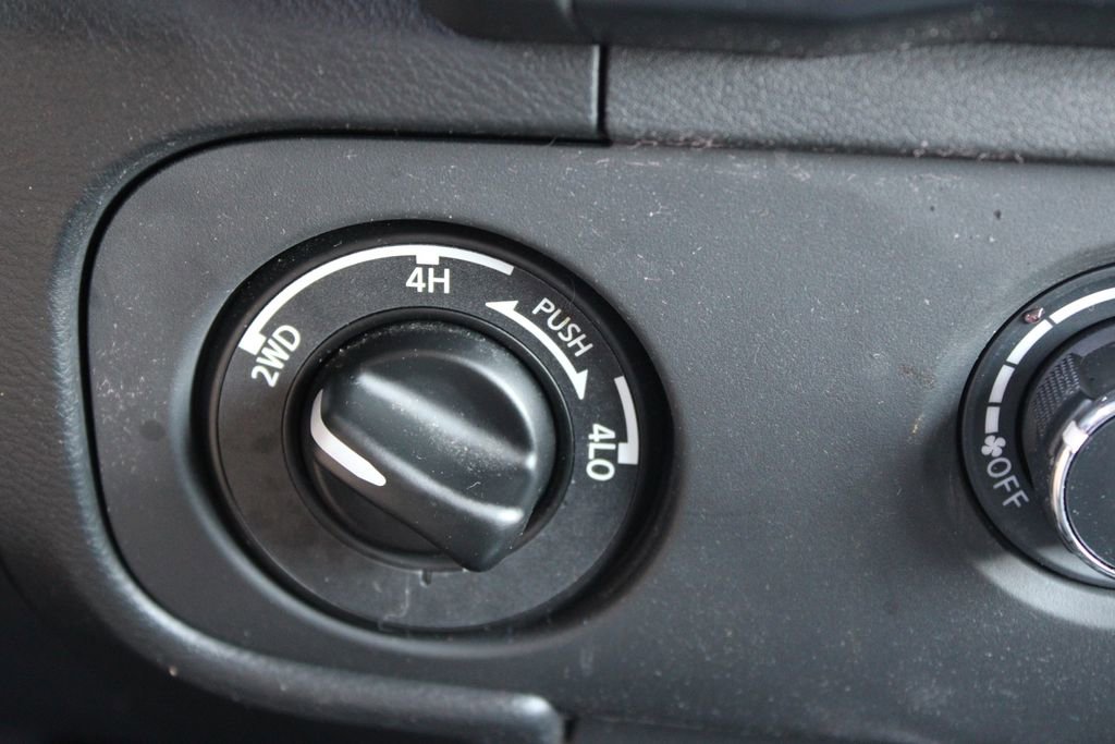 Used 2025 Nissan Frontier SV image 36