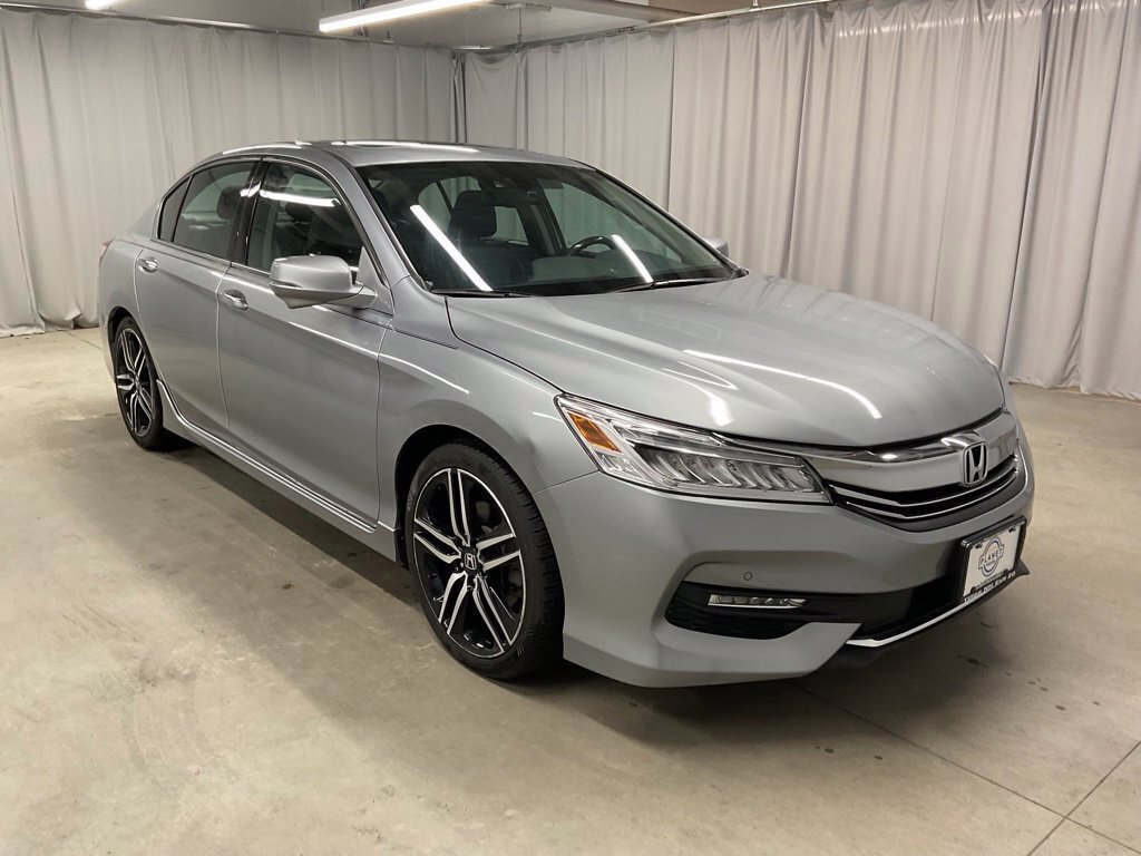 Used 2017 Honda Accord Touring image 2