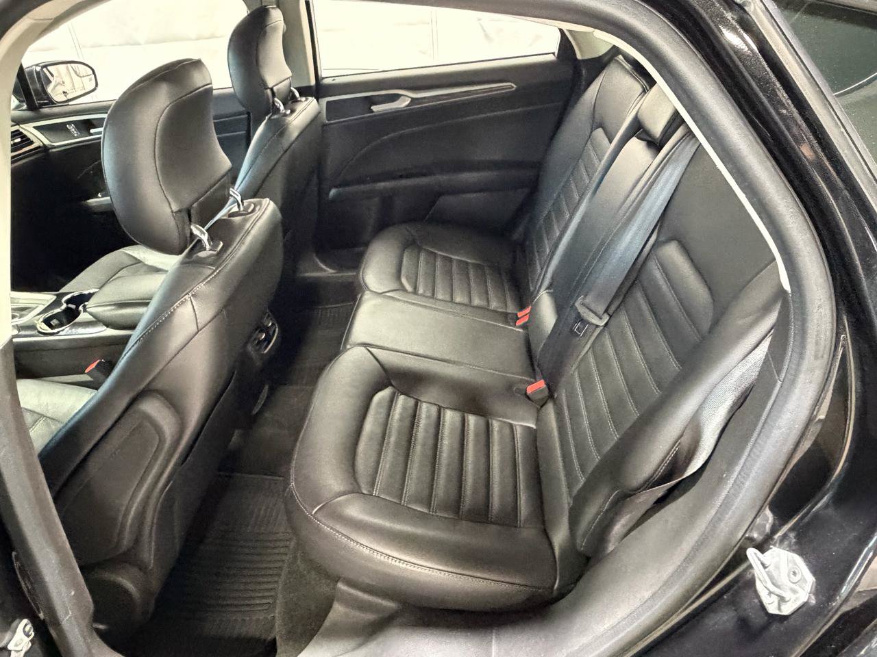 Used 2014 Ford Fusion SE w/ Equipment Group 202A FWD image 21