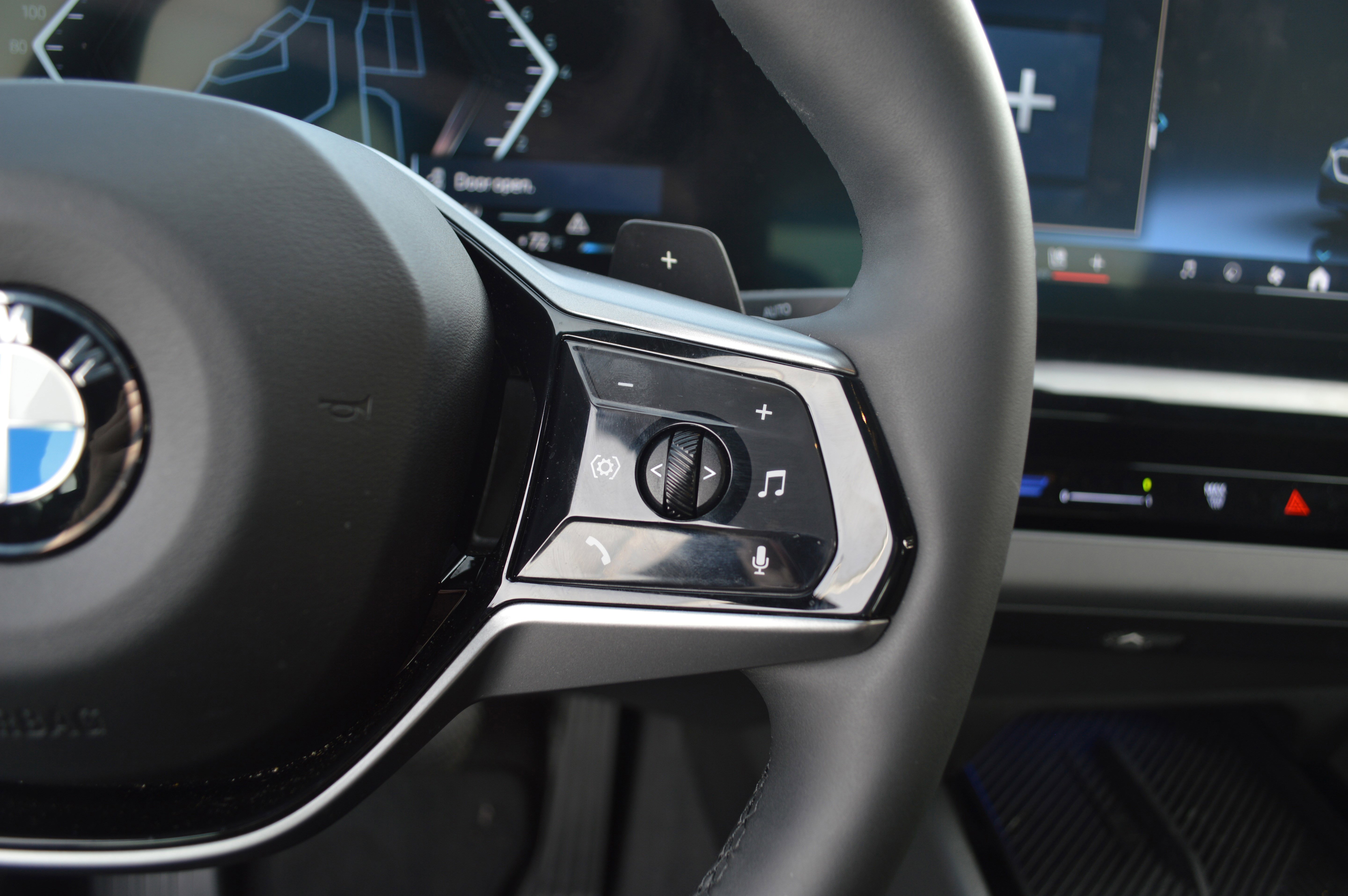 Used 2025 BMW 530i xDrive w/ Premium Package image 16