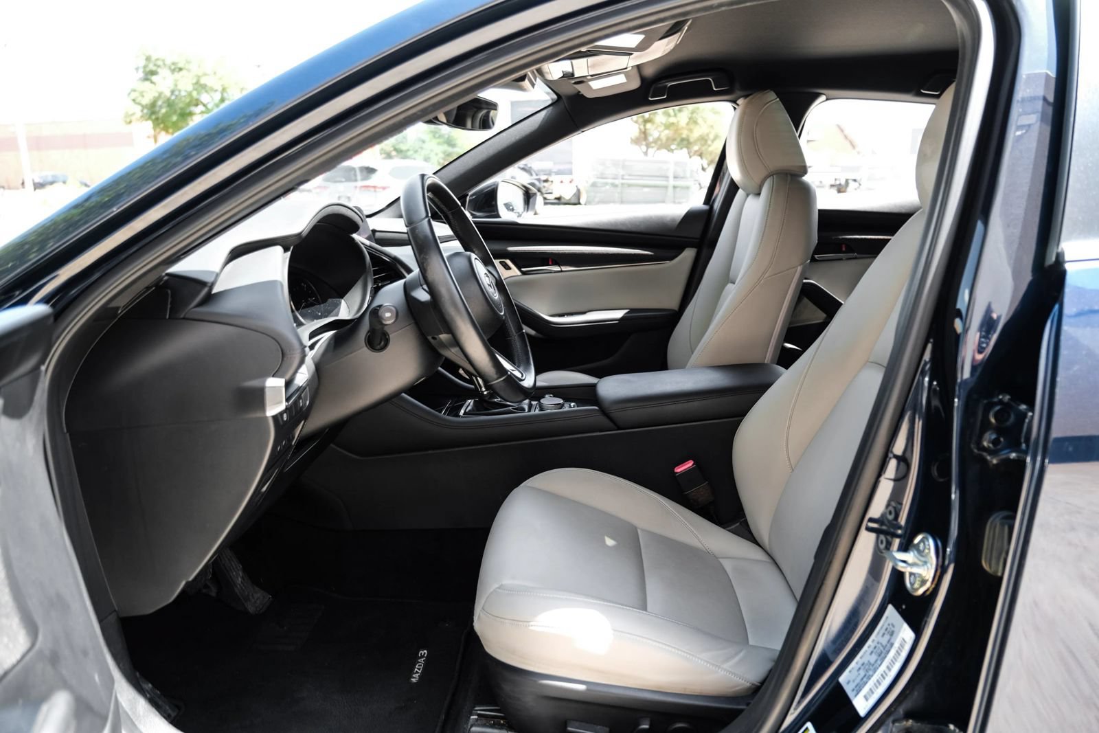 Used 2019 MAZDA MAZDA3 Hatchback w/ Preferred Package FWD image 3