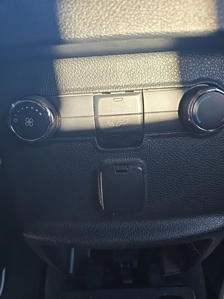 Used 2018 Ford Explorer XLT w/ Equipment Group 202A image 10