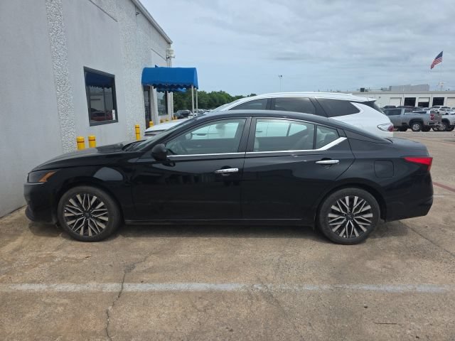Used 2025 Nissan Altima 2.5 SV FWD image 2