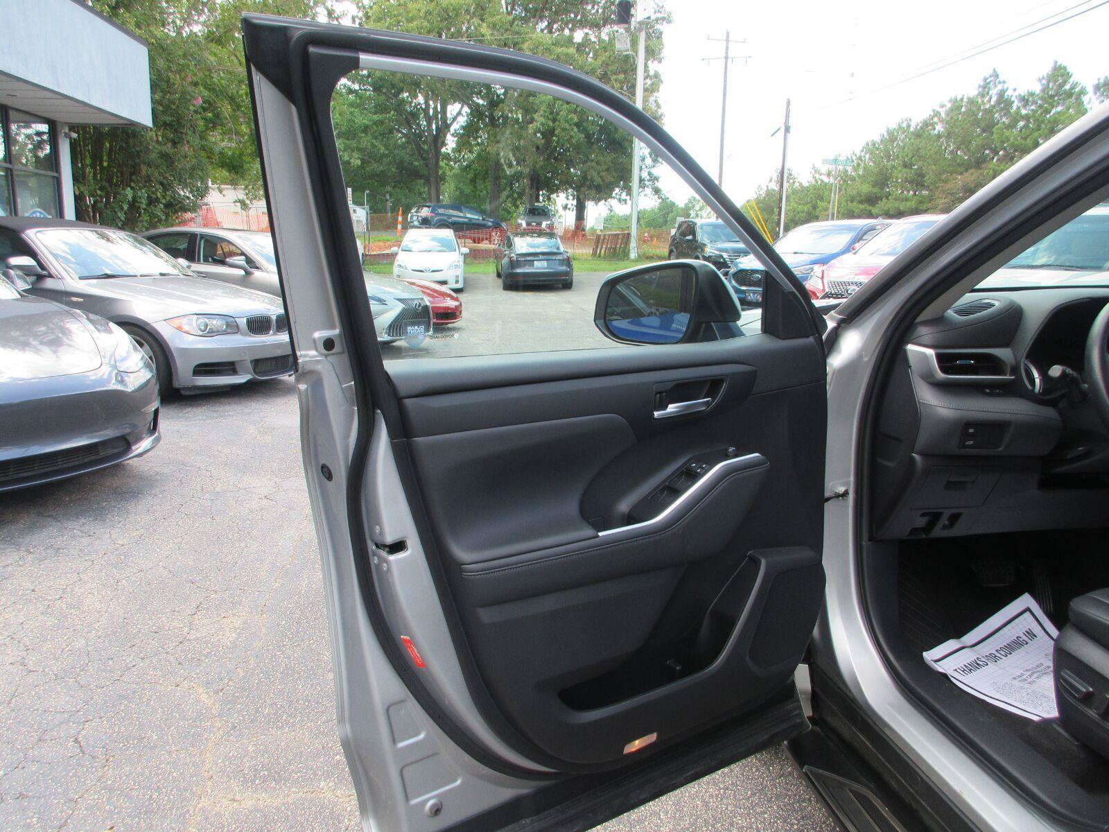 Used 2023 Toyota Highlander XLE FWD image 8