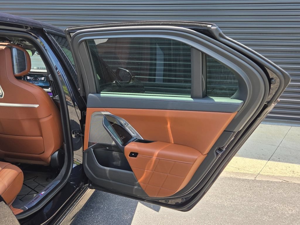 Used 2025 BMW i7 xDrive60 AWD/4WD image 23